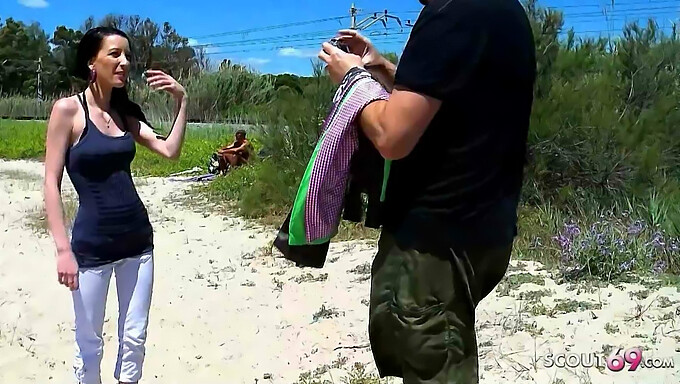 Tania, une adolescente mince, prend une douche pour sa première sodomie à la plage publique par un vieil homme