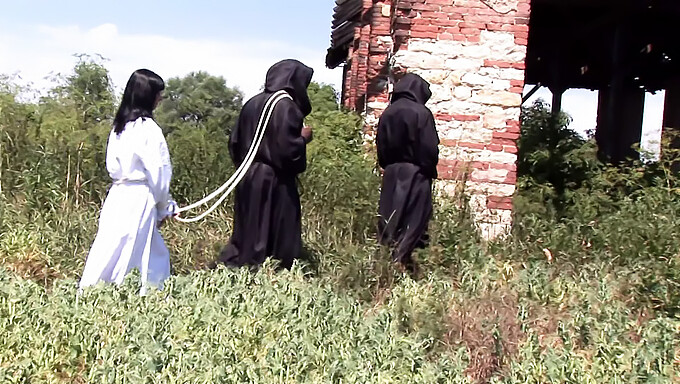 Zwei freche Typen disziplinieren eine wunderschöne Teenagerin in einem heißen Video