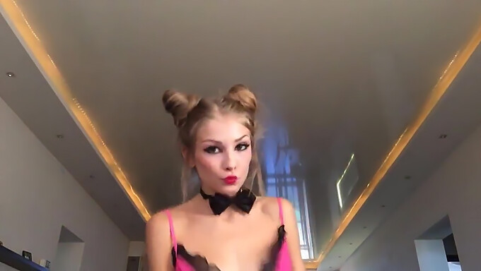 Petite fille se fait plaisir dans une vidéo intime