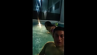 Saya mengundang teman saya untuk berenang dan mengejutkannya dengan blowjob