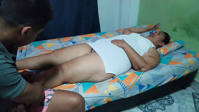 Una colombiana amatoriale fa un sensuale massaggio alla suocera