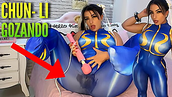 Cosplay babe simuleert seks met Hentai-personage met een vibrator