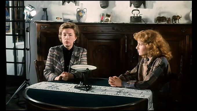 Film retro cu o femeie vintage, Olinka Hardiman, în calitate restaurată