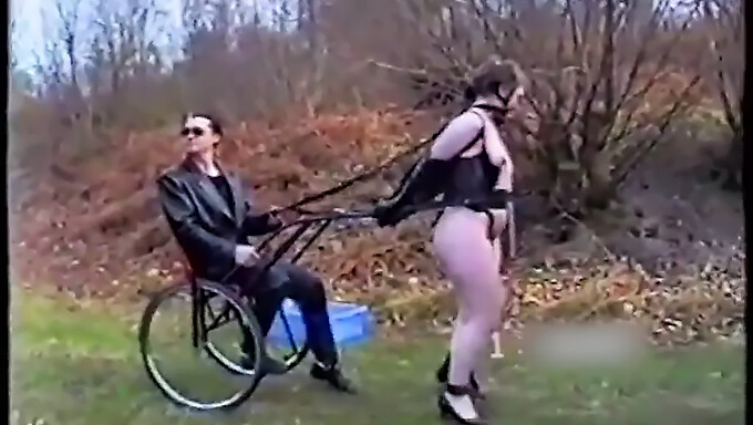 Lezbiyen ponygirls sıkı BDSM eğitimine boyun eğiyor