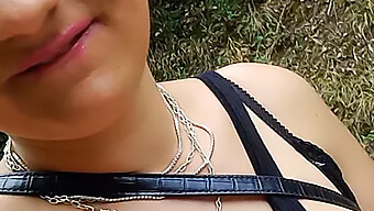 O fată sexy se excită în timp ce merge cu bicicleta și folosește un dildo pentru a-și face plăcere până la orgasm