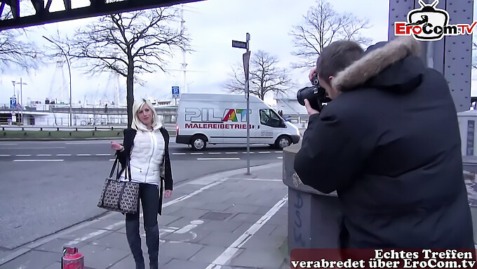 Duitse tiener met blond haar laat zich overhalen na het flirten