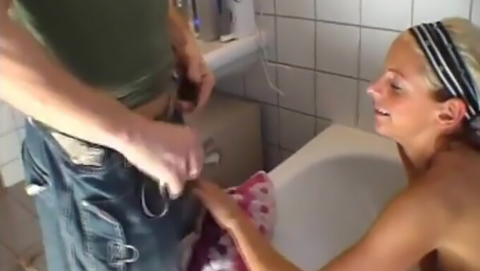 Une beauté blonde reçoit un plaisir intense dans la salle de bain