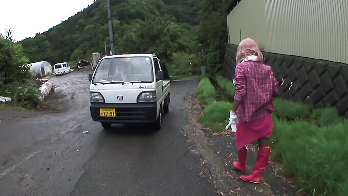 Japonská manželka se nechává ovládnout muži a stříká do úst během kouření