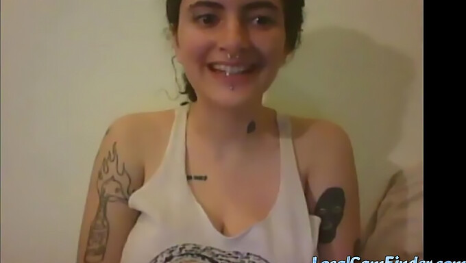 Nou venita cu sanii mari intra pe webcam