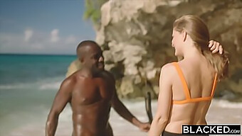 Negro da sexo oral y facial en las vacaciones