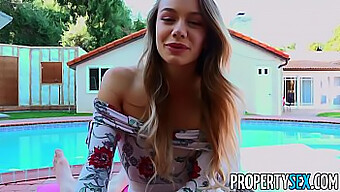 Naomi Swann dà una ricompensa soddisfacente al suo cliente dopo aver mostrato la sua proprietà