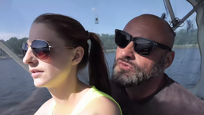 Jean Pallett y su pareja disfrutan de un apasionado revolcón en un barco en mar abierto