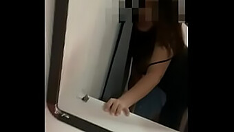 Une beauté asiatique et dodue profite d'une session de baise hardcore et de creampie