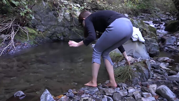 Un frisson dans la rivière glaciale alors qu'une étudiante universitaire prend une baignade audacieuse