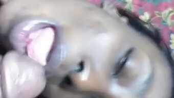 Wanita kecil bertato dengan payudara besar semula jadi memberikan blowjob yang mahir