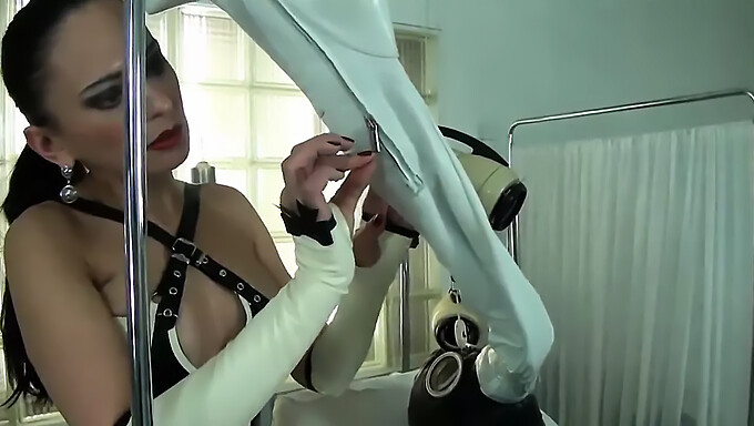 Breathplay và BDSM với một nữ chúa Đức trong giày cao gót và latex