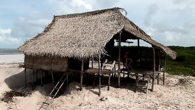 Casal amador fica selvagem em uma casa de praia ao ar livre no Brasil