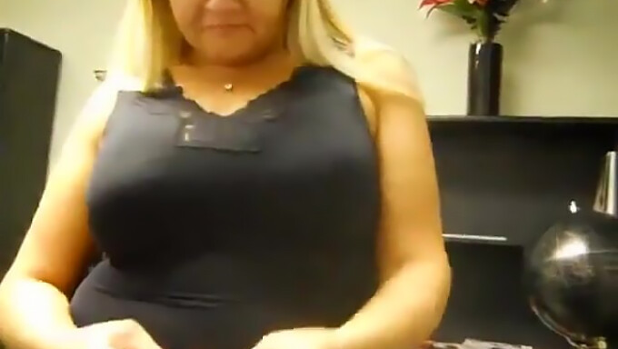 Viehättävä ja pullea webcam MILF paljastaa hänen suuret luonnolliset rinnat