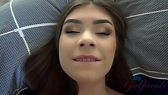 Kokemus Winter Jaden voimakkaista orgasmeista kotitekoisessa POV-videossa