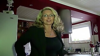 Naboens MILF med store naturlige pupper gir en hardcore blowjob