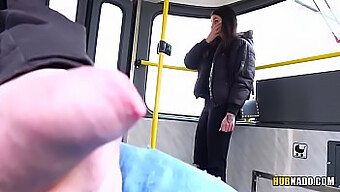 Esperienza voyeuristica di un giro in tram con Stacy Sommers che osserva il piacere di sé